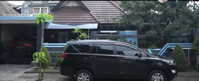 Potret rumah presenter di kampung halaman © berbagai sumber Potret rumah presenter di kampung halaman © berbagai sumber
