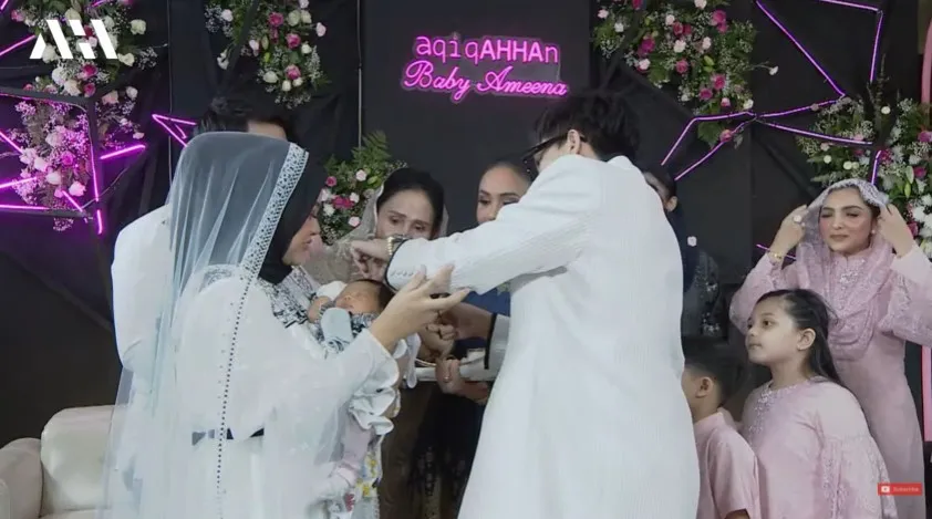 Momen akikah Ameena anak pertama Aurel © YouTube Momen akikah Ameena anak pertama Aurel © YouTube