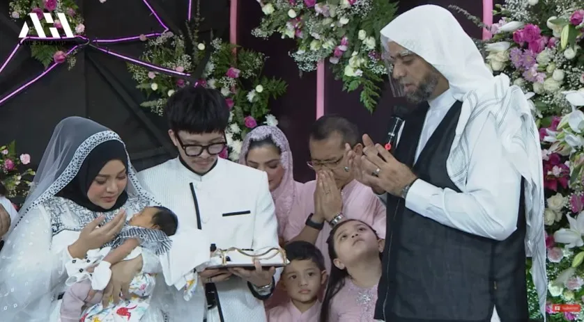 Momen akikah Ameena anak pertama Aurel © YouTube Momen akikah Ameena anak pertama Aurel © YouTube