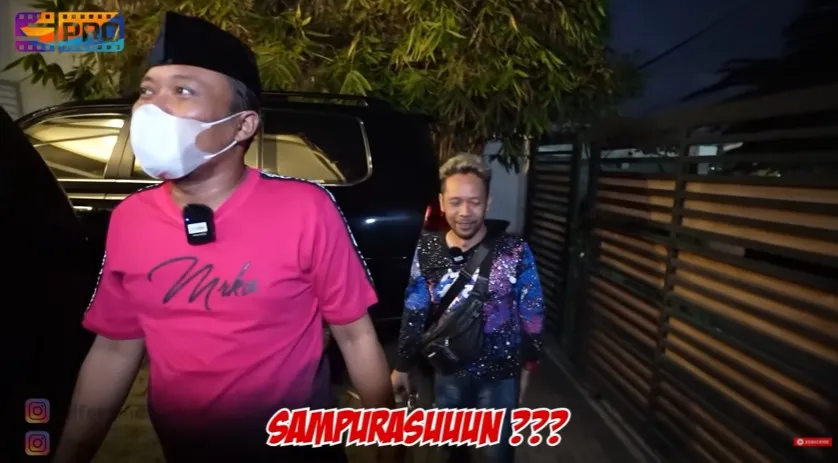 Potret rumah musisi Doel Sumbang © YouTube