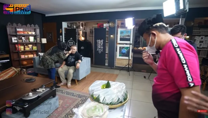 Potret rumah musisi Doel Sumbang © YouTube