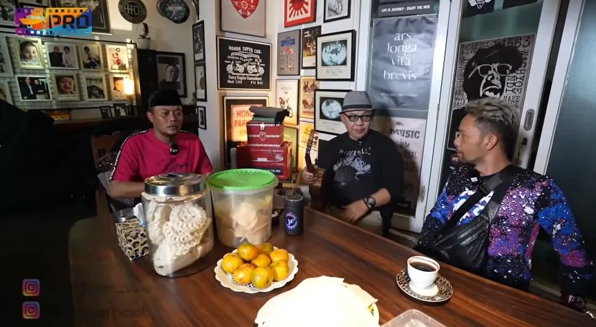 Potret rumah musisi Doel Sumbang © YouTube