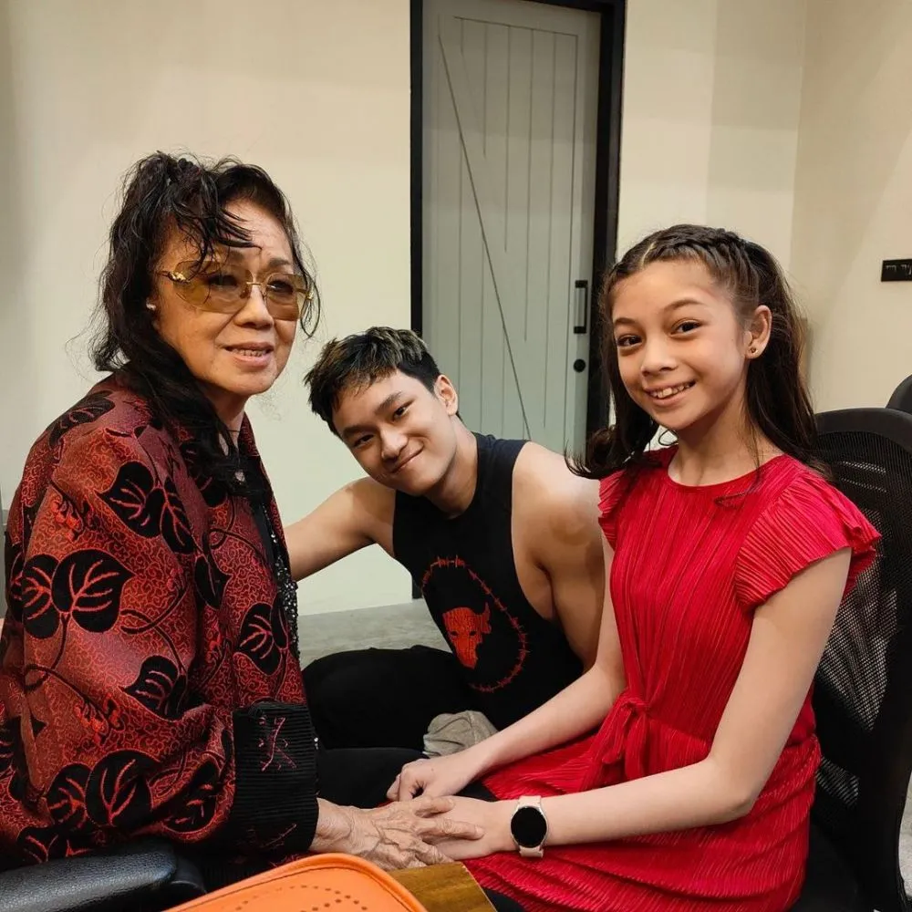 Azka dan Nada putri angkat Deddy Corbuzier Berbagai sumber Azka dan Nada putri angkat Deddy Corbuzier Berbagai sumber