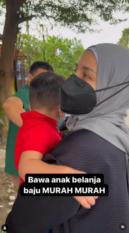 Momen Tya Ariestya belanja baju di pinggir jalan © Instagram Momen Tya Ariestya belanja baju di pinggir jalan © Instagram