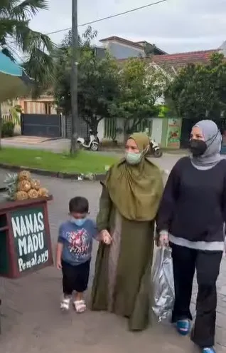 Momen Tya Ariestya belanja baju di pinggir jalan © Instagram Momen Tya Ariestya belanja baju di pinggir jalan © Instagram