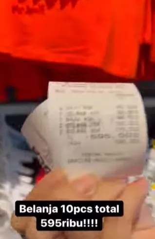 Momen Tya Ariestya belanja baju di pinggir jalan © Instagram Momen Tya Ariestya belanja baju di pinggir jalan © Instagram