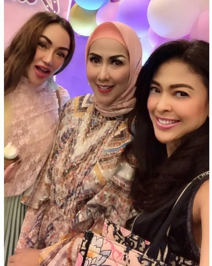 Potret persahabatan Venna Melinda & Indira Soediro © Instagram Potret persahabatan Venna Melinda & Indira Soediro © Instagram