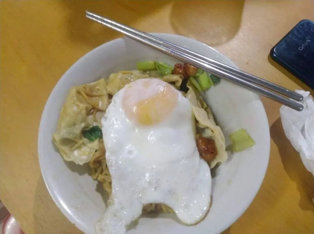 benda mirip karakter among us © berbagai sumber