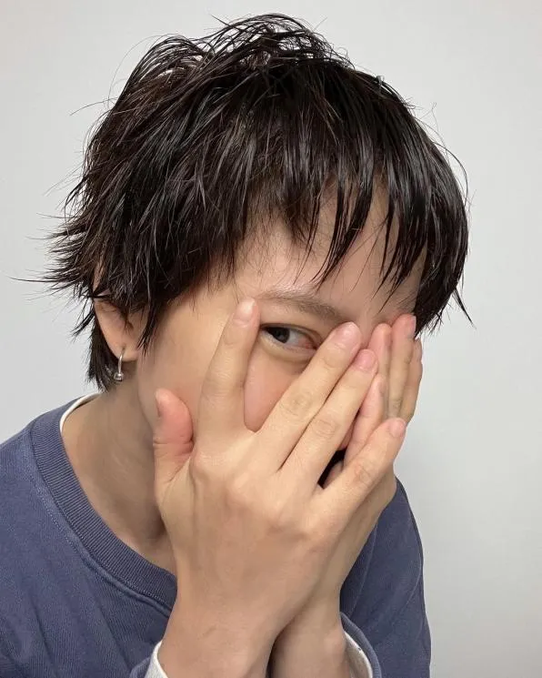 Potret terbaru Song Ji-hyo dengan rambut pendek © Instagram Potret terbaru Song Ji-hyo dengan rambut pendek © Instagram