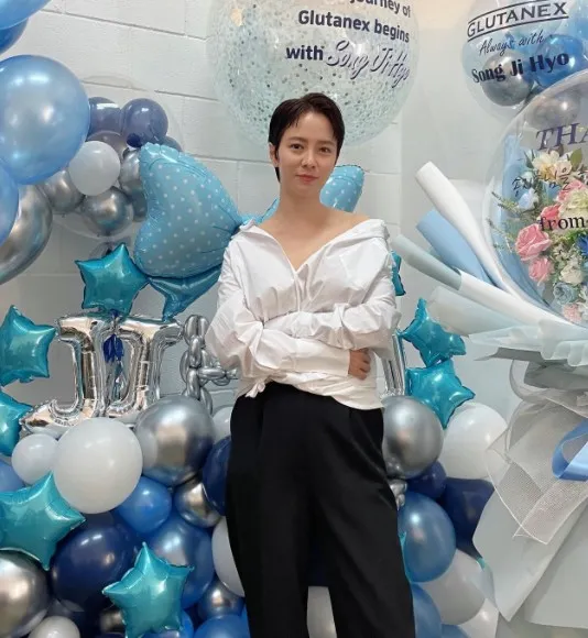 Potret terbaru Song Ji-hyo dengan rambut pendek © Instagram Potret terbaru Song Ji-hyo dengan rambut pendek © Instagram