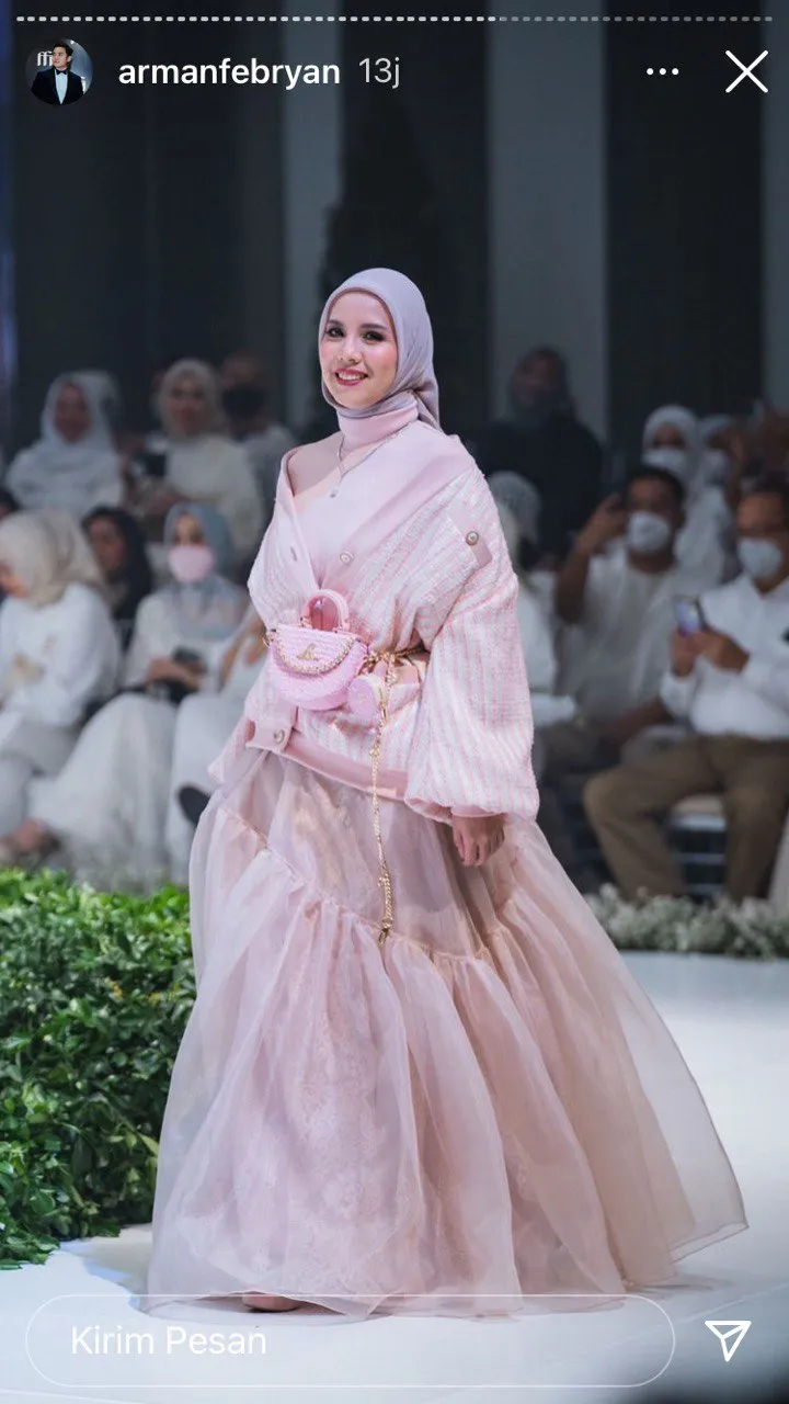Potret Tya Ariestya perdana tampil berhijab di runway © berbagai sumber Potret Tya Ariestya perdana tampil berhijab di runway © berbagai sumber