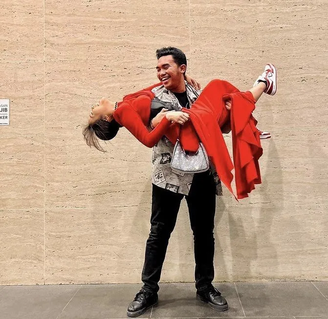 kebersamaan fuji dan manajer © berbagai sumber kebersamaan fuji dan manajer © berbagai sumber