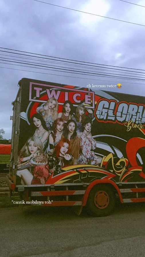 wajah idol kpop di truk © Twitter wajah idol kpop di truk © Twitter