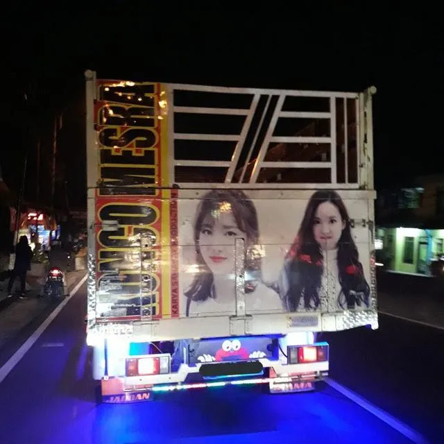 wajah idol kpop di truk © Twitter wajah idol kpop di truk © Twitter
