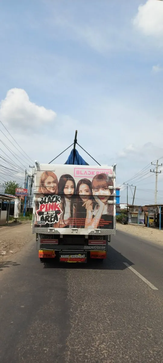 wajah idol kpop di truk © Twitter wajah idol kpop di truk © Twitter