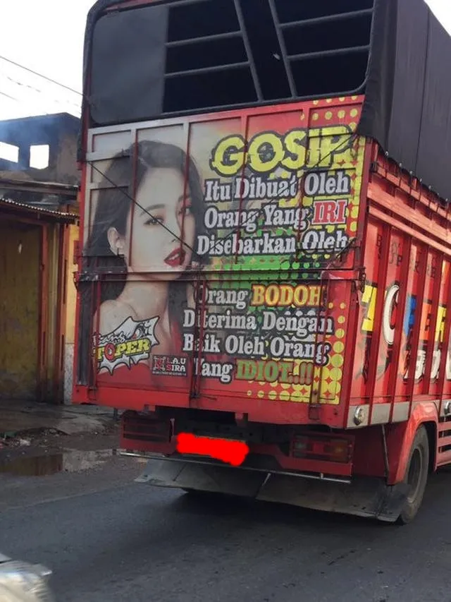 wajah idol kpop di truk © Twitter wajah idol kpop di truk © Twitter