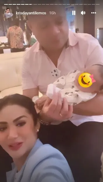 Momen Raul Lemos jenguk anak Aurel © Instagram Momen Raul Lemos jenguk anak Aurel © Instagram