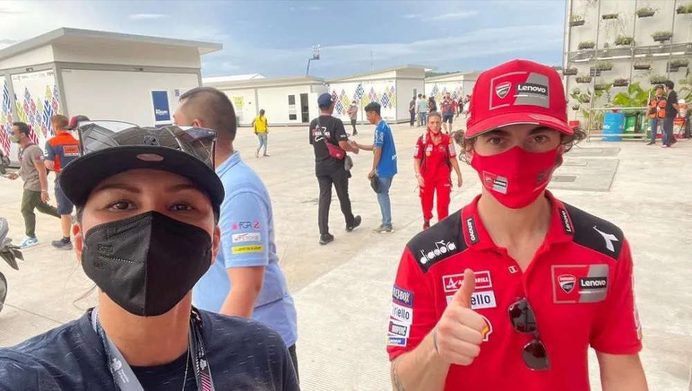 Donna Agnesia & Darius Sinathrya bertemu pembalap © Instagram/@dagnesia Donna Agnesia & Darius Sinathrya bertemu pembalap © Instagram/@dagnesia