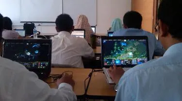 cowok multitasking © berbagai sumber cowok multitasking © berbagai sumber