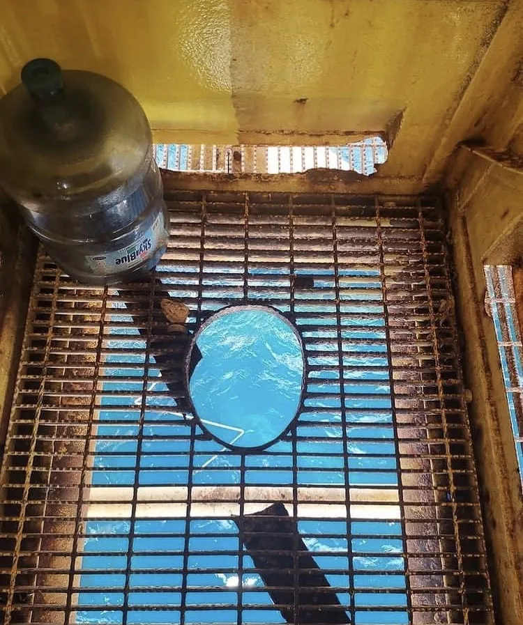 bangunan nyeleneh di atas air © 1cak.com bangunan nyeleneh di atas air © 1cak.com