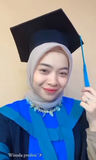 Momen Ikbal Fauzi dampingi istri wisuda profesi © Instagram