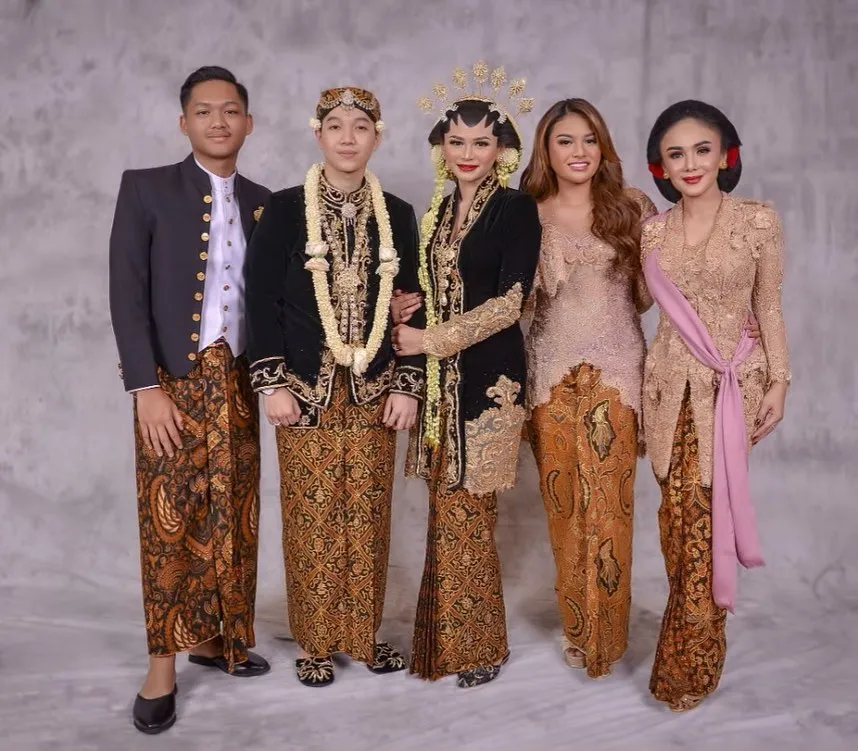 Gaya Yuni Shara hadiri kondangan © Instagram Gaya Yuni Shara hadiri kondangan © Instagram