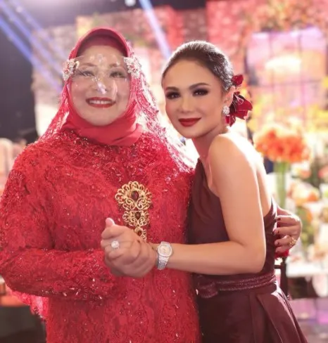 Gaya Yuni Shara hadiri kondangan © Instagram Gaya Yuni Shara hadiri kondangan © Instagram