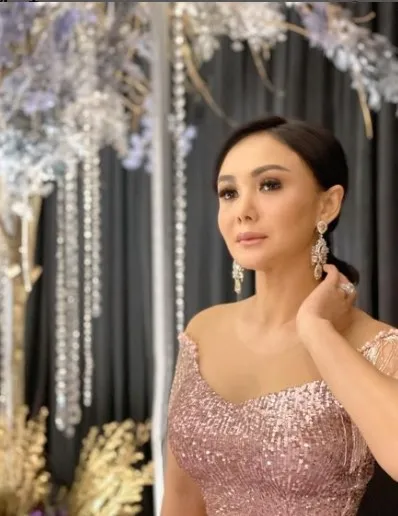 Gaya Yuni Shara hadiri kondangan © Instagram Gaya Yuni Shara hadiri kondangan © Instagram