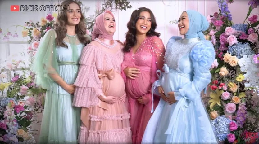Maternity shoot Ria Ricis bareng geng The Bumils © berbagai sumber Maternity shoot Ria Ricis bareng geng The Bumils © berbagai sumber