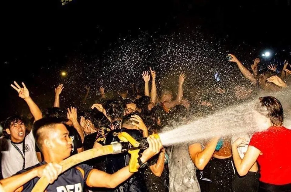 pas tersiram air apes pol © berbagai sumber