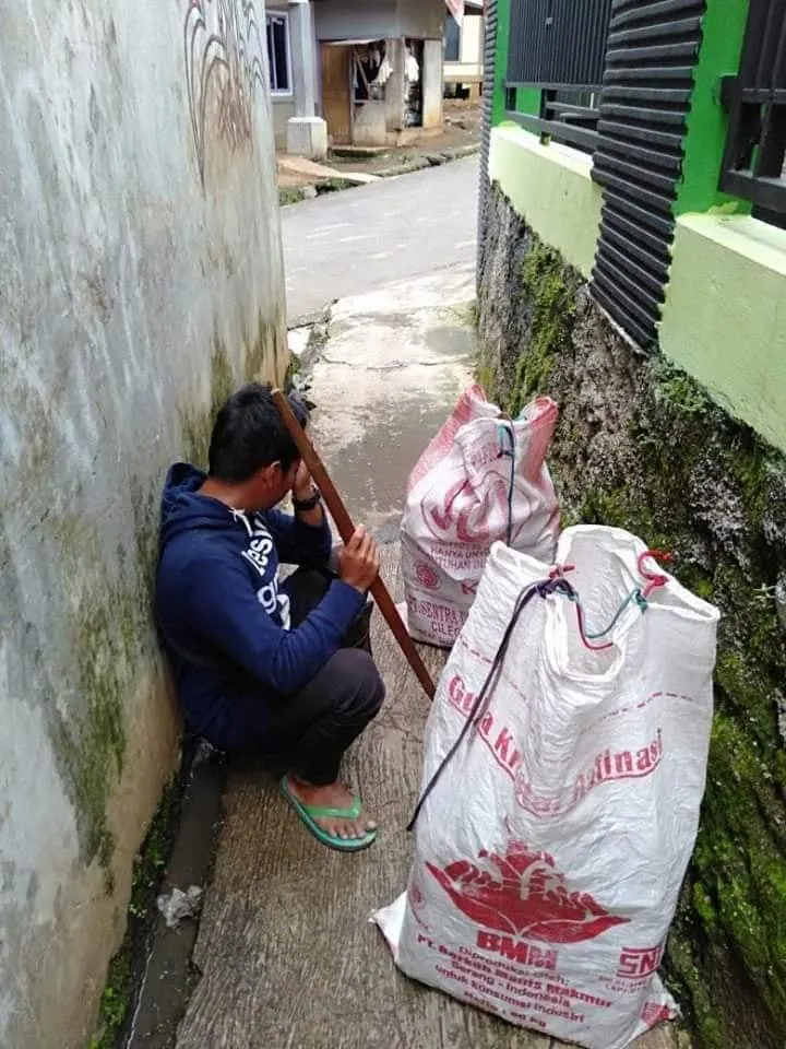 penjual kerupuk nangis © Facebook penjual kerupuk nangis © Facebook