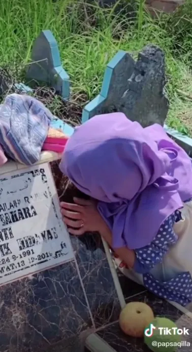 Momen haru anak kecil ziarah ke makam ibunya © TikTok