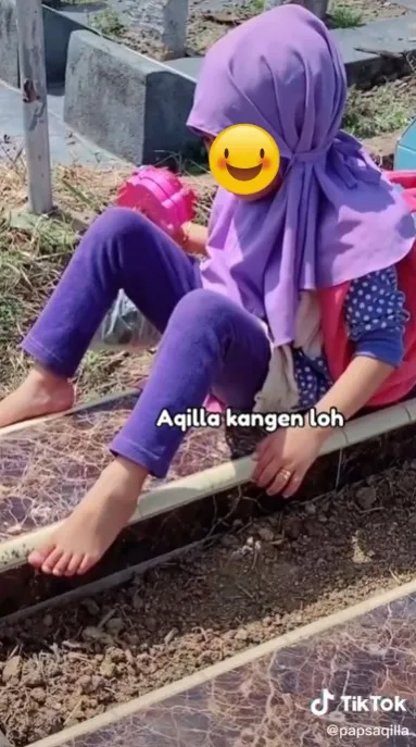 Momen haru anak kecil ziarah ke makam ibunya © TikTok