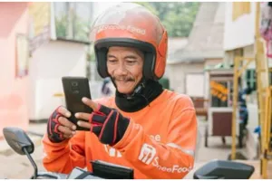 Semangat Kerja di Usia Senja, Driver Ojol ini Terus Giat Ngaspal!