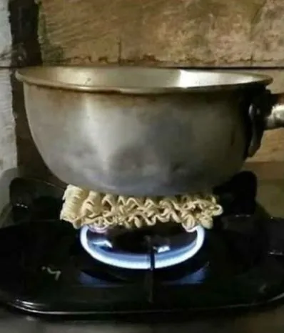 Cara nyeleneh masak mi instan © berbagai sumber Cara nyeleneh masak mi instan © berbagai sumber