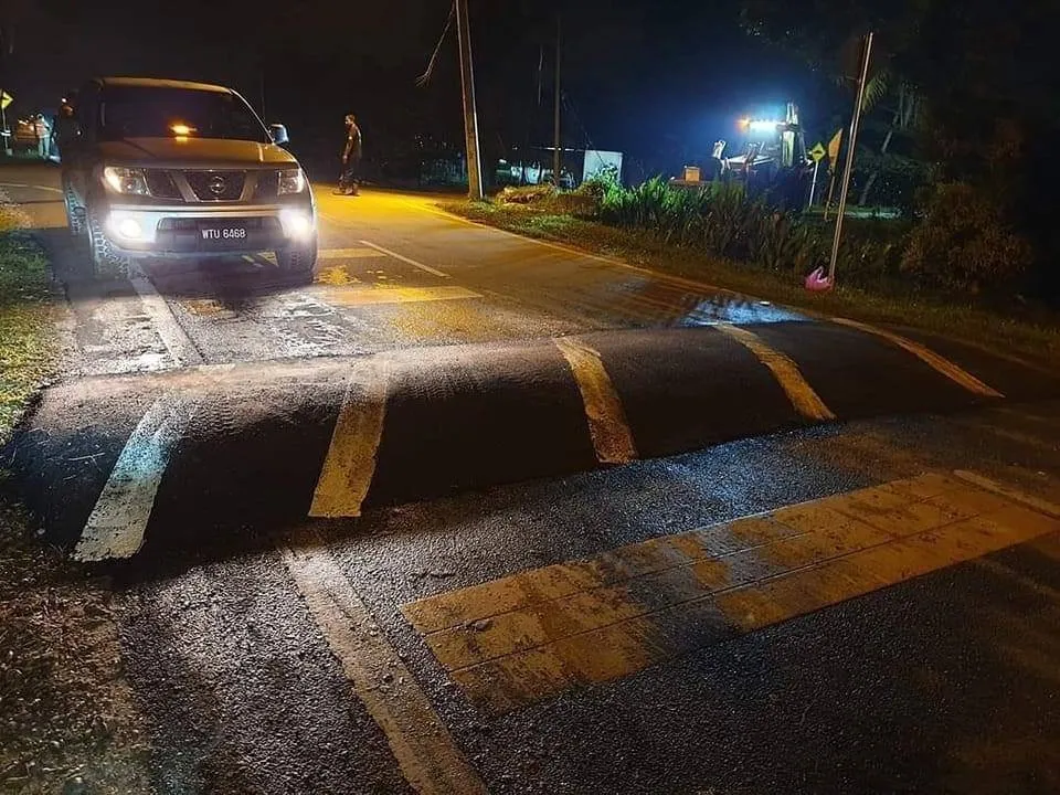penampakan nyeleneh di tengah jalan raya © berbagai sumber