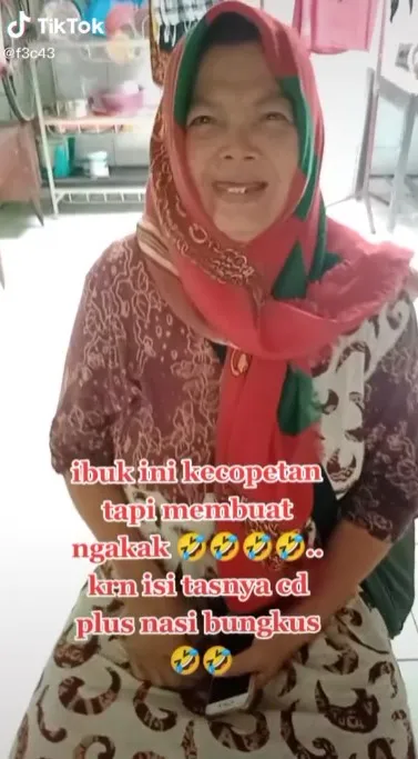 Nenek kecopetan malah tertawa © TikTok Nenek kecopetan malah tertawa © TikTok