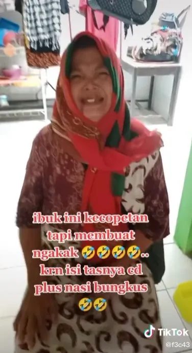 Nenek kecopetan malah tertawa © TikTok Nenek kecopetan malah tertawa © TikTok