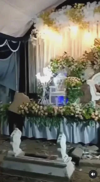 Gelar pesta pernikahan di tengah kuburan © Instagram Gelar pesta pernikahan di tengah kuburan © Instagram