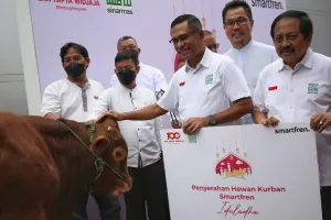 Rayakan Idul Adha, Smartfren serahkan hewan kurban untuk Warga