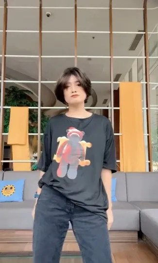 gaya Chika Jessica cosplay jadi Jeje © berbagai sumber gaya Chika Jessica cosplay jadi Jeje © berbagai sumber