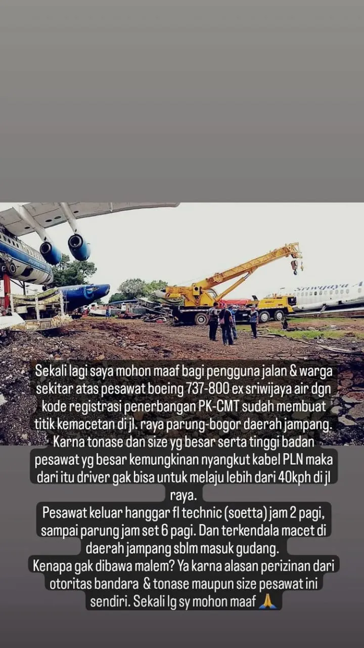 heboh truk angkut pesawat bikin macet © berbagai sumber heboh truk angkut pesawat bikin macet © berbagai sumber