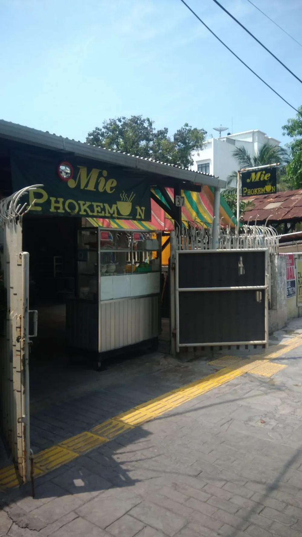 spanduk pedagang mi © berbagai sumber