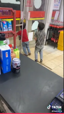Pegawai minimarket belikan mainan Tiktok Pegawai minimarket belikan mainan Tiktok