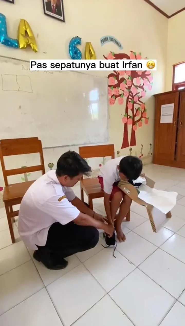 momen haru guru beri hadiah sepatu ke murid © berbagai sumber momen haru guru beri hadiah sepatu ke murid © berbagai sumber