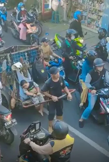 Momen driver ojol beri uang ke anak pemulung Berbagai sumber Momen driver ojol beri uang ke anak pemulung Berbagai sumber