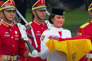 I Dewa Firsty pembawa baki bendera Merah Putih, tim OSN Biologi SMA