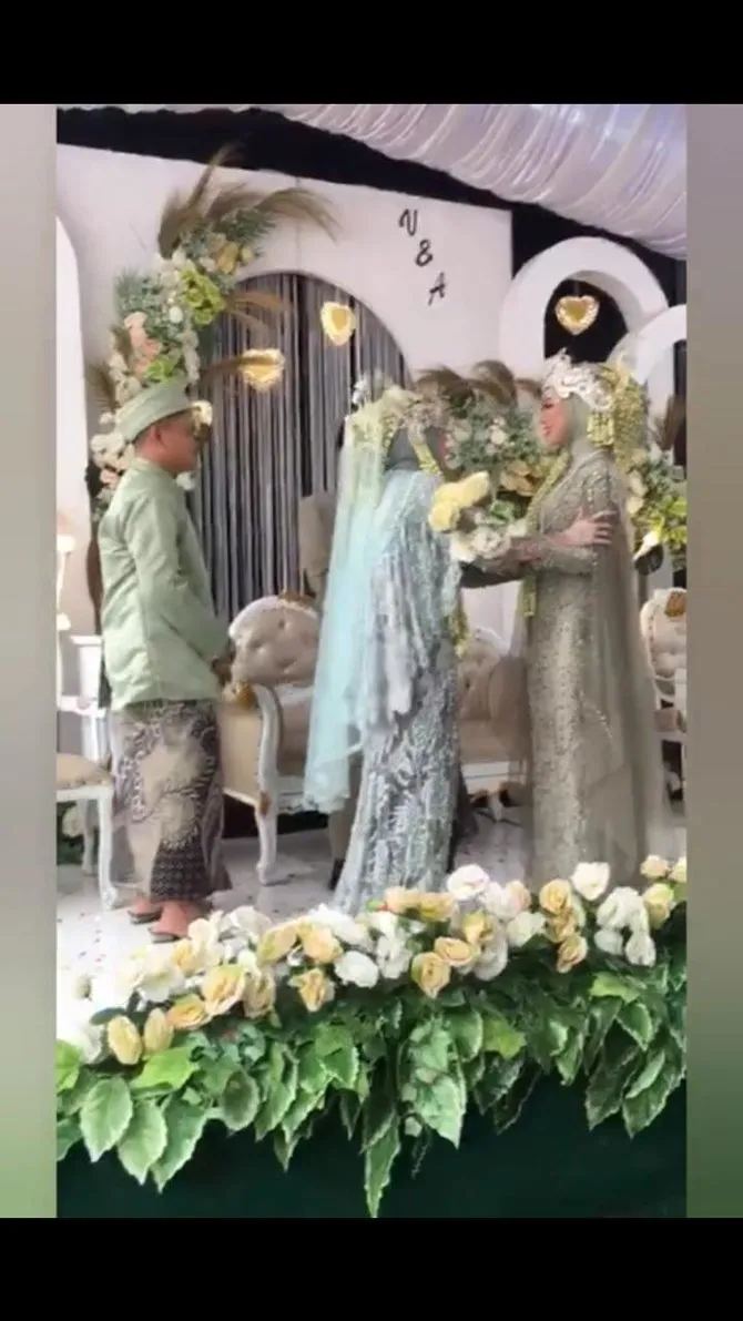 Pengantin kondangan pakai matic Berbagai sumber
