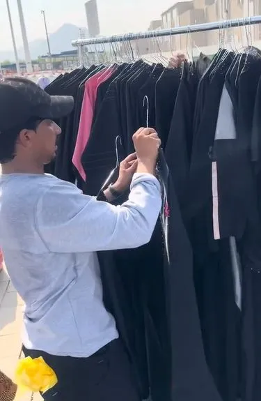 Belanja pakai nama Jokowi Berbagai sumber Belanja pakai nama Jokowi Berbagai sumber