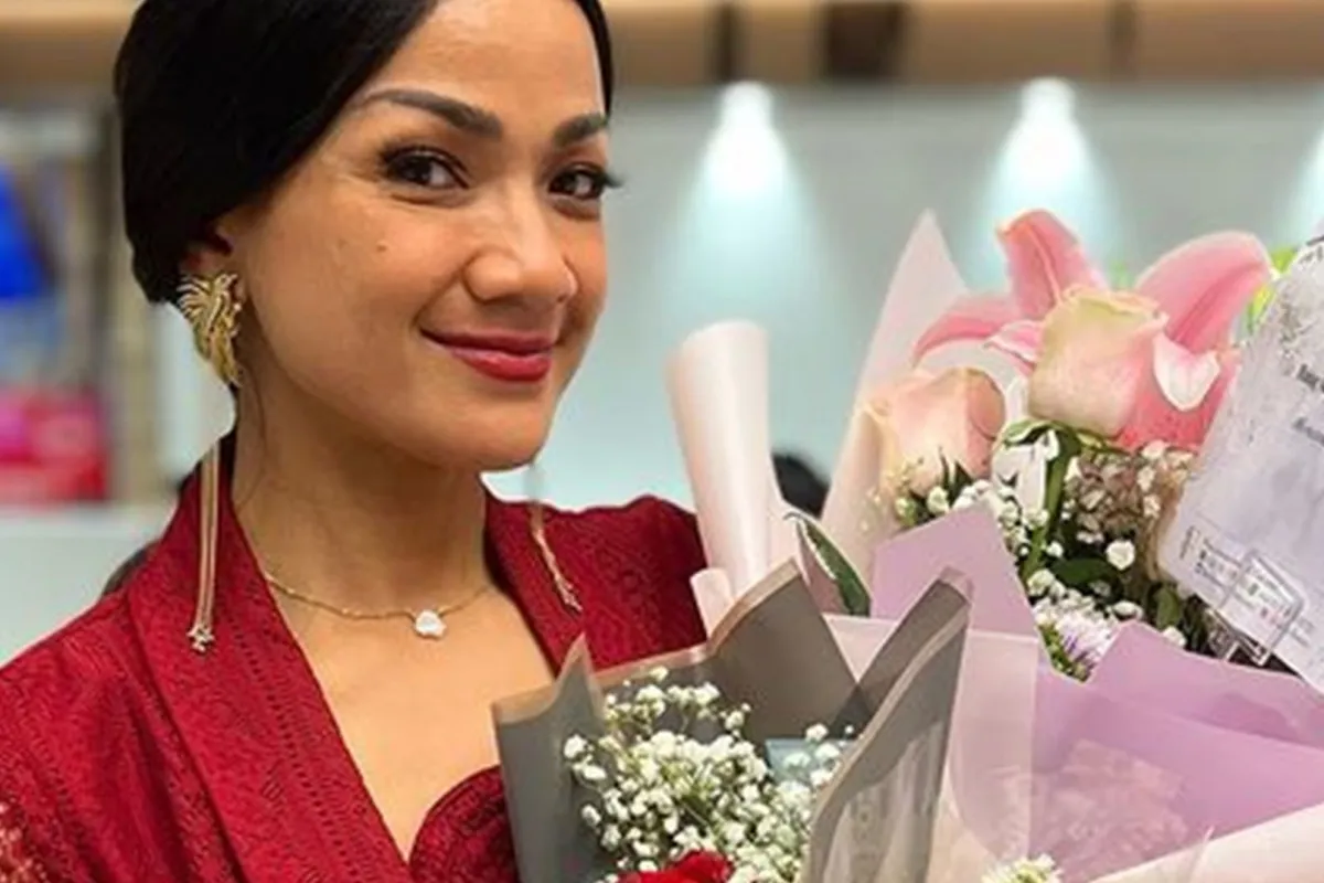 5 Rahasia perawatan wajah sehat Nirina Zubir, gunakan produk antiaging